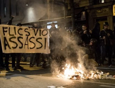 Μπορντό: Πλιάτσικο από διαδηλωτές σε κατάστημα με ηλεκτρονικά είδη (βίντεο)